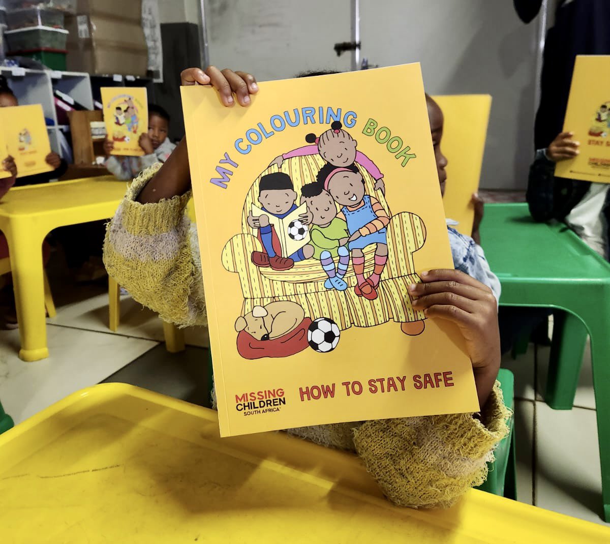072MISSING's tweet image. The joy and excitement continues as we once again handed out MCSA’s colouring-in and story books, which educates the little one’s on #SafetyTipsForChildren, in order to make #SouthAfrica a #SaferPlace for all our children 🙏

#ItTakesAVillage
#BeTheHero
#MCSA
