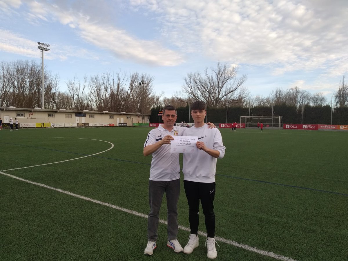 Buenas tardes futboler@s!!!
Ayer tuvimos ganador en el tiro del centro de campo, vale de 40€ para cenar en Casa Comin. ENHORABUENA!!!

¡¡¡AUPA ZUERA!!!