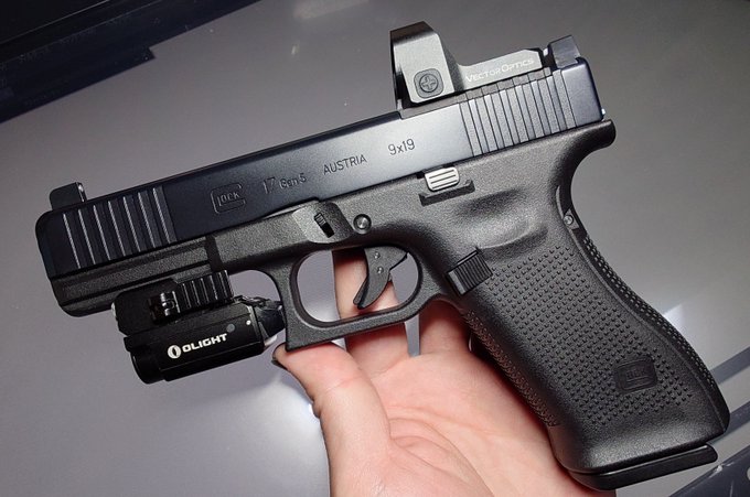 デトネーター製蓄光サイト、無事BG17に乗りました。
う～ん素晴らしい(リヤにつけてしまった傷から目をそらしつつ)ウェーイ🍻
ドットとアイアンをお座敷距離2m～2.5mに合わせるとこの位置。
もう少し距離取れるといいんだけど

自分と後続の人の為に簡単なメモを残しておきます😎 