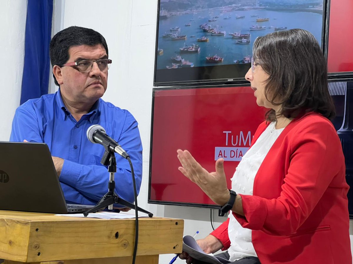 DPPMelipilla's tweet photo. 🎤La Delegada Presidencial @sandravedral  visitó programa “Tu Mundo al Día” en #Melipilla, donde se abordaron diversos temas de contingencia, realizando además un balance del primer año de Gobierno, del trabajo y proyecciones a nivel provincial.
#1AñoDeGobierno
#DPPMelipilla🌳🇨🇱 https://t.co/mVUFO97uT4