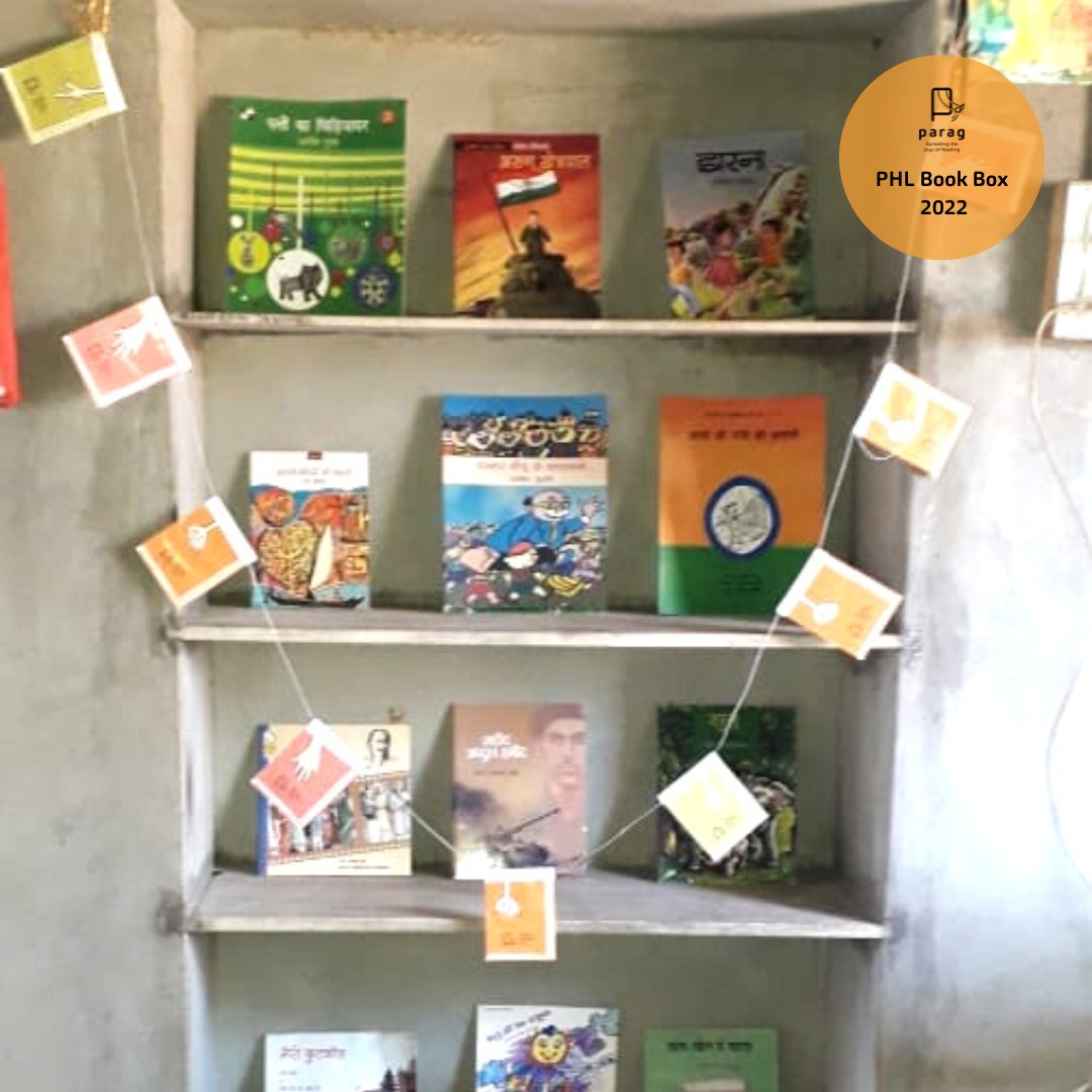 ParagReads's tweet image. #PHLBookBoxSeries

Heartening to see children enjoying PHL books and the Parag Honour List Display in @Aakhar_India&apos;s community library in Dualoniyon ka Tala village, Barmer District, Rajasthan.

#PHL #bookbox #libraries #books #parag #tatatrusts