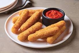 FanOFtheBees's tweet photo. @uhcallort @Applebees Ratio by Applebees Mozzarella stick 🍎 #Yum https://t.co/7NSeA9znAH