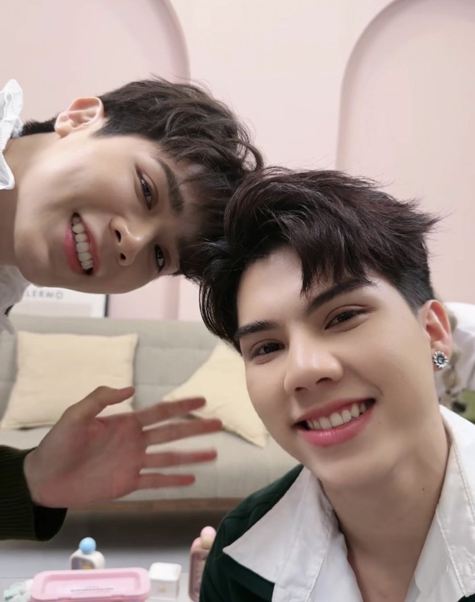 FortftsOfficial's tweet photo. ขอบคุณทาง Taitaituan ที่เชิญฟอร์ดพีทมาสร้างรอยยิ้มและเสียงหัวเราะผ่านไลฟ์ในวันนี้ด้วยนะคะ รวมถึงสร้างความสุขให้กับแฟนๆชาวเบบี้ฟีทเป็นครั้งที่ 2 อีกด้วย และขอบคุณเบบี้ฟีททุกคนที่มาร่วมรับชมไลฟ์ เทรนด์แฮชแท็กเช่นกันค่ะ 🙌🏻❤️💙
 
#FortPeatxTaitaituan 
#FortFTS #ComeFortZon #BabyFeat https://t.co/ngNIeHlbBH