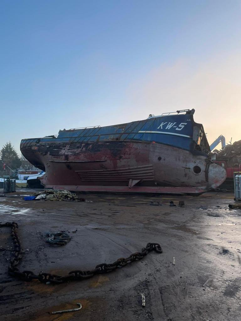 lientje1967's tweet photo. Vandaag bezoek gebracht aan vissersfamilie in Katwijk die hun bedrijf in 2 jaar tijd kapot hebben zien gaan door alle regels en gebrek aan hulp van ministerie LNV. Het gezin emigreert naar Noorwegen. “Daar kunnen we tenminste visser blijven. Hier hun kotter voor en na 😥 https://t.co/kup1gBc4AT