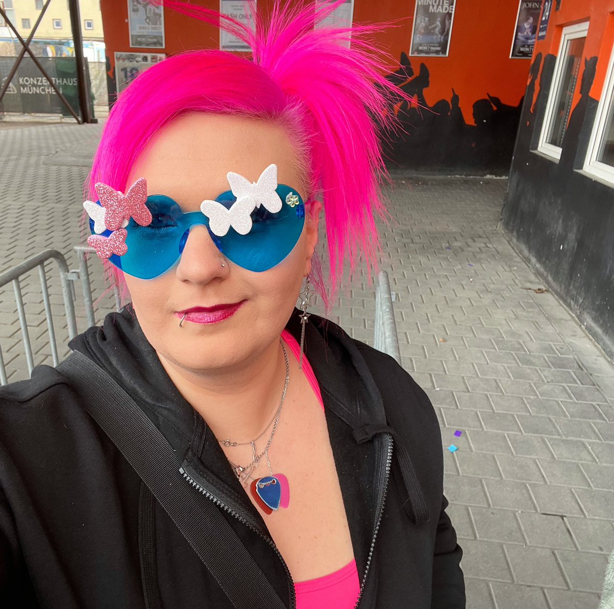 CrazyPinkLady's tweet photo. 🎶 I got my shades on
Like I'm rocking Barbados
All night
And everybody thinks I'm high
Taking my jeans off
But I'm keeping my shades on
All night
And everybody's blind 🎶 

Those past few weeks have been the best of my life.:I AM HAPPY! And I feel good about myself! https://t.co/9srmGGL9r7