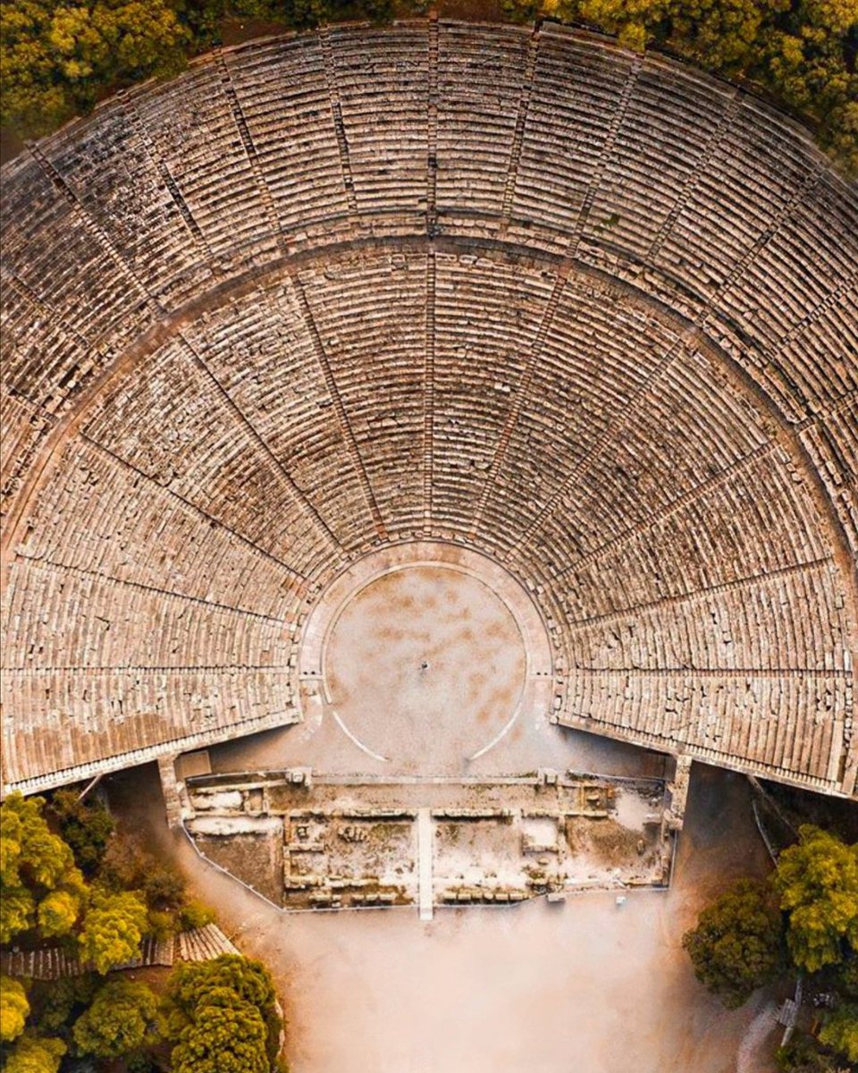 El teatro de Epidauro (Argólida, Grecia), edificado en el siglo IV a. C., ​ hacia el 350 a. C. para acoger las Asclepeia, concurso en honor del dios médico Asclepio. Es considerado como el teatro griego más perfecto acusticamente.

📸 por pallisd.

#AntiguaGrecia #Arqueologia