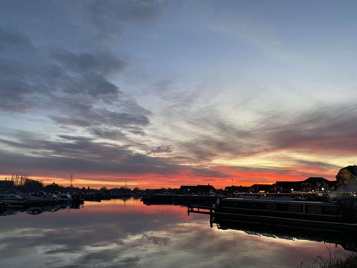Sunset at Barton Marina. <a href="/CRTWestMidlands/">Canal & River Trust West Midlands</a> <a href="/CanalRiverTrust/">Canal & River Trust</a>