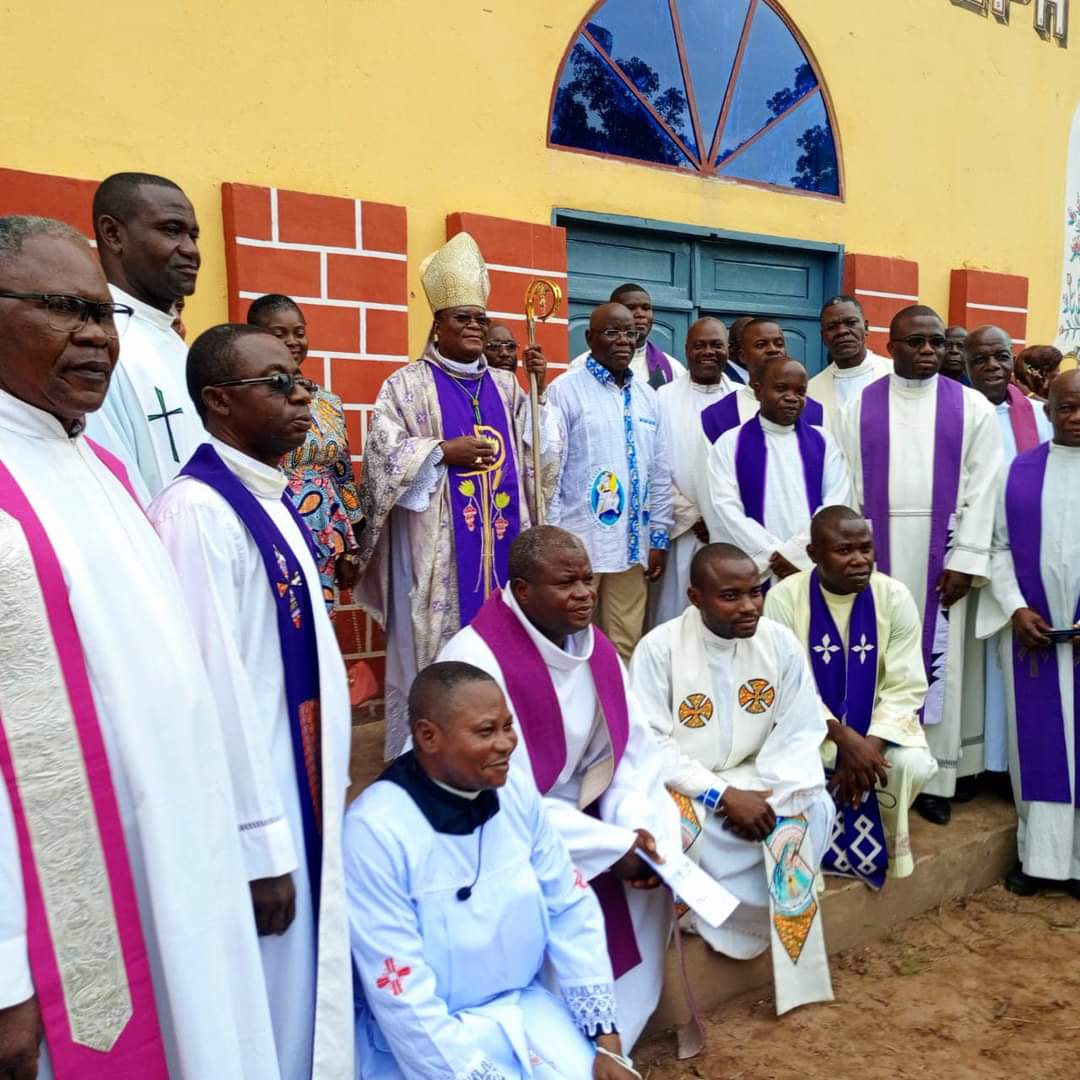 YvesBuya1's tweet image. #Idiofa: @MinakuAubin a construit 
une église pour le #diocèse d'Idiofa au secteur #Madimbi , mission Koshi -Banda. C'est à se demander: Quand est-ce qu'il va créer des #industries 
pour générer du travail».