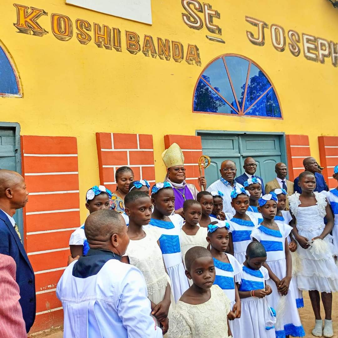 YvesBuya1's tweet image. #Idiofa: @MinakuAubin a construit 
une église pour le #diocèse d'Idiofa au secteur #Madimbi , mission Koshi -Banda. C'est à se demander: Quand est-ce qu'il va créer des #industries 
pour générer du travail».