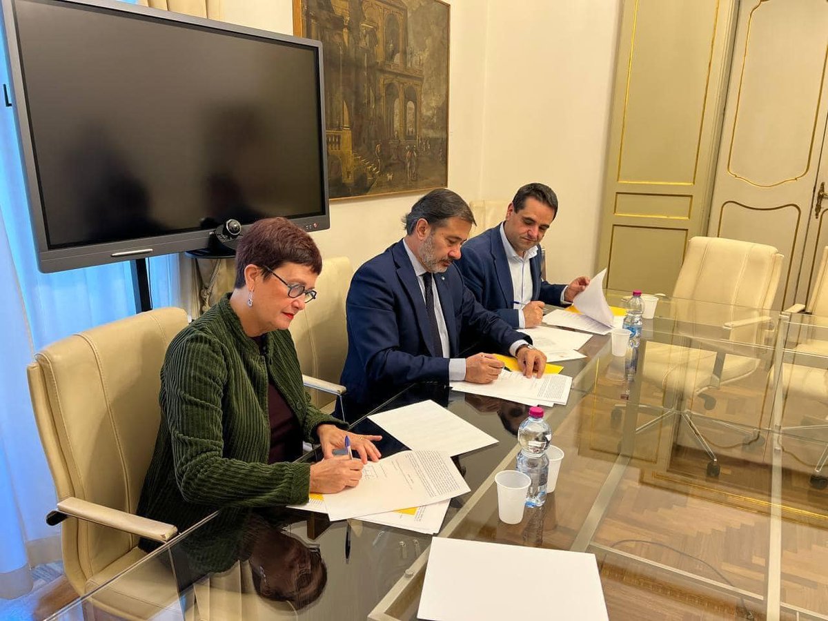 #FondiUe <a href="/Regione_Sicilia/">Regione Siciliana</a> Giudizio di #CgilCislUil sull'accordo per la governance condivisa del #Pnrr e del piano degli investimenti complementari è “positivo. Si riconosce il contributo che forze sociali e istituzioni possono dare al conseguimento degli obiettivi di crescita”.