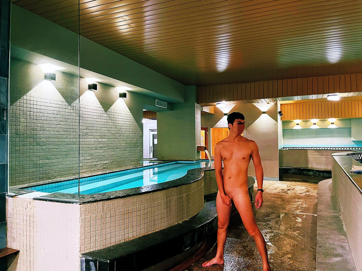 🌟朝聖：高雄ㄨ人房
唯一有泡澡的背包客旅館，
此次訂自己一間，豔遇好像比較少
火力集中在澡堂，巧遇當地人買泡湯券直接來‘’享受‘’
十點後和退房前都是一波（你懂的）！？