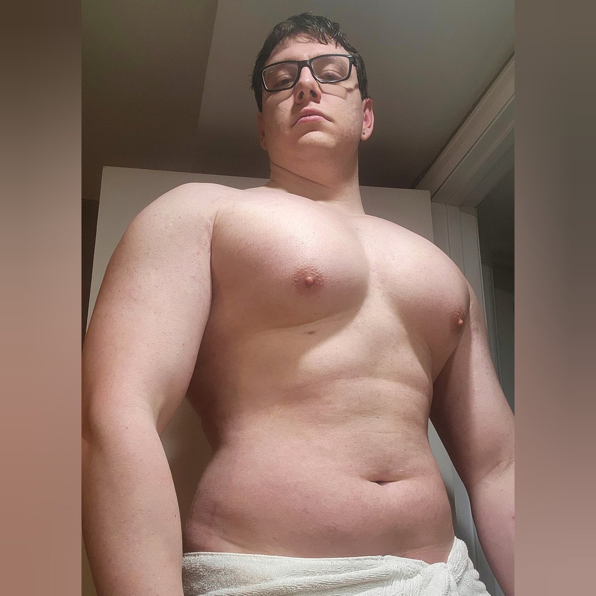 Calilum_'s tweet photo. Chest Day Best Day! 💪
Let's make this week an amazing one!!!
Get out there and crush it everyone!!!!

#chestgrowth #neverbigenough https://t.co/SP2ROBMYpk