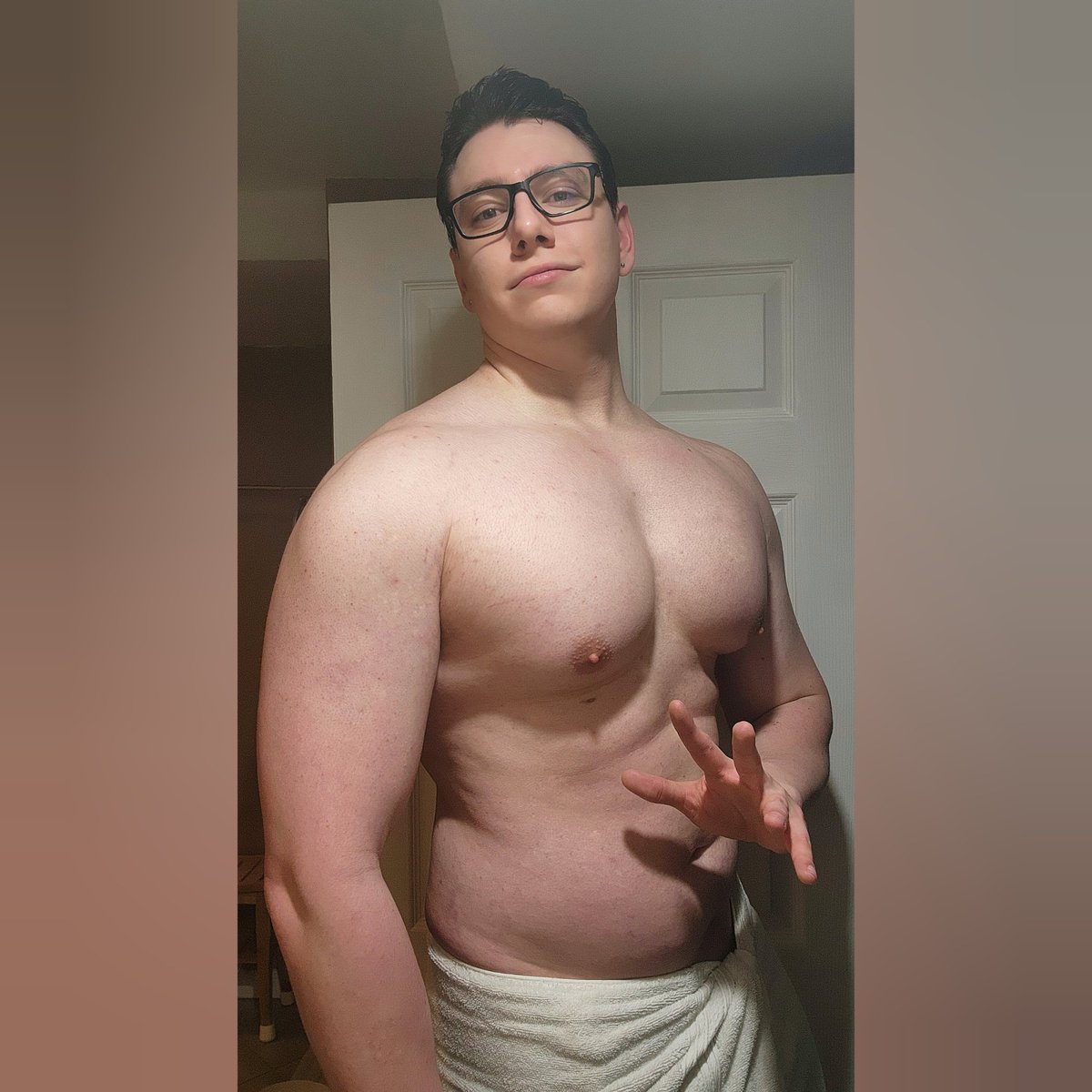 Calilum_'s tweet photo. Chest Day Best Day! 💪
Let's make this week an amazing one!!!
Get out there and crush it everyone!!!!

#chestgrowth #neverbigenough https://t.co/SP2ROBMYpk