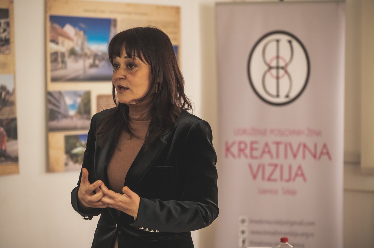 Blumen_Group's tweet photo. Direktorka Blumen agencije @natapb održala je još jedno predavanje o Imposteru, ovaj put u Loznici. U okviru manifestacije "Svet žena" koja se održava svakog marta u Loznici, organizuje se i "Susret preduzetnica" čiji je deo bila i konferencija. https://t.co/8s6lrxdXnj