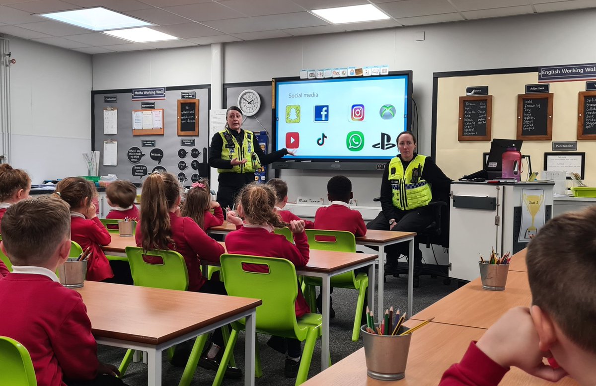 AnParkInfants's tweet photo. Our local #PCSOs visited Year 2 today to discuss the importance of being safe online. Ask your child what advice they gave us 💻🖥️⌨️🛜  #esafety #collaboration #apiyear2 https://t.co/KUdkcx0sf7