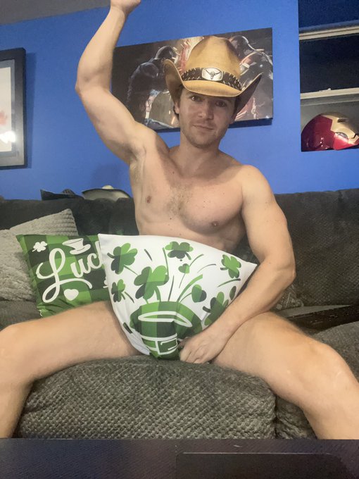 Online looking to get lucky today for the St Patrick&rsquo;s Day contest 🍀 log in and let&rsquo;s collect some shamrocks<a href="/tag/masturbationmonday"class="tags"><span>#masturbationmonday</span></a>