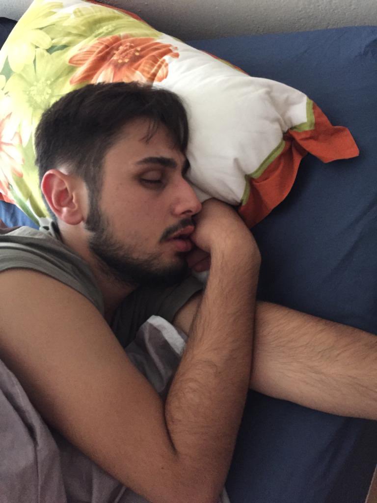 O: şimdi sen bebekler gibi uyuyorsundur.
Ben: