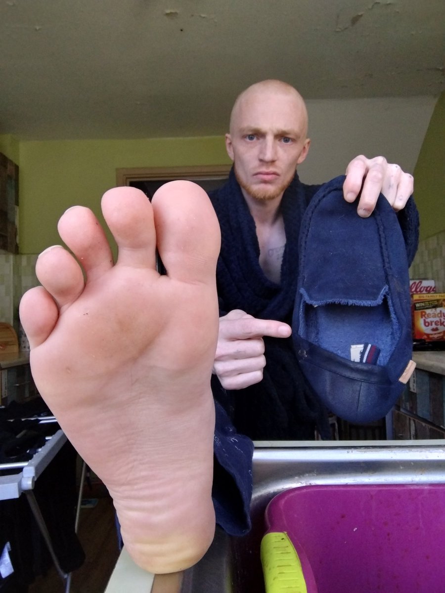Masterdom_Mase's tweet photo. What one are you sniffing first while I make you clean the dishes ?

#findom #findomuk #master #findommaster #alpha #alphamale #whitealpha #whitemale #cashmaster #feet #whitefeet #malefeet #footfetish #scallyalpha #chav #obeyme #serve https://t.co/WnOH1WSu2I