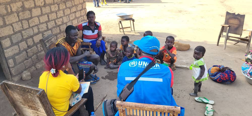 UNHCR_CAR's tweet image. Enquêtes des intentions de retour des déplacés de 3 sites de Kaga-Bandoro
Une quarantaine de personnes mobilisées sur le terrain pour la réussite de cette activité.
💯 Ensemble pour des #SolutionsDurables aux problèmes de déplacement en RCA🇨🇫.
Avec l&apos;appui du Fonds Humanitaire 🇨🇫