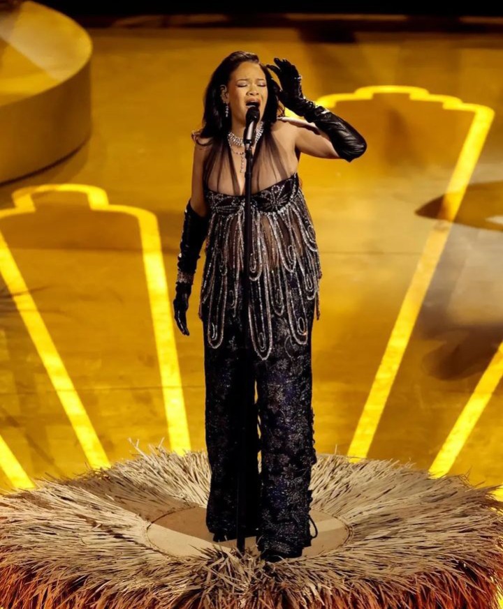 KeepItKiss's tweet photo. #Rihanna delivering an uplifting performance of the Oscar-Nominated Song, #LiftMeUp from #BlackPantherWakandaForever 🔥🔥😍😍
#Riri soared with her first performance &amp; shut the house down at the #Oscars2023 that were held at #DolbyTheatre, #LosAngeles.
#KeepItKiss #AllDayEverDay https://t.co/ntF9wiRnxz