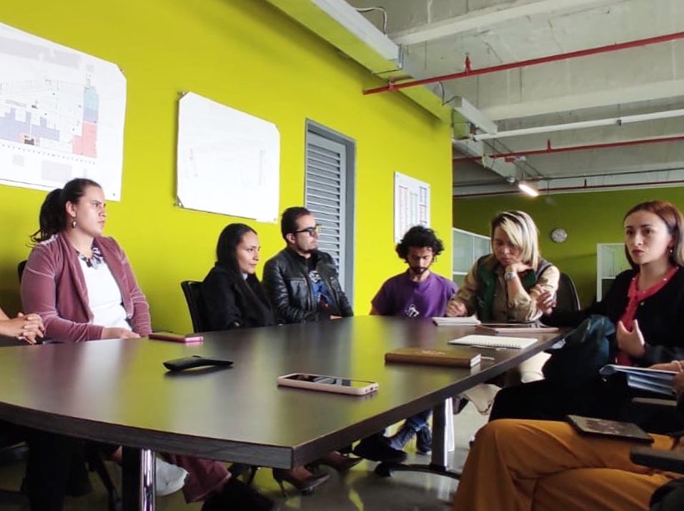 Entre las cosas que como equipo desarrollamos este mes, fue la reunión con el centro comercial Ecoplaza y varias organizaciones sociales, para coordinar espacios en los cuales se puedan realizar los procesos que se vienen gestionando para la comunidad 👏💪