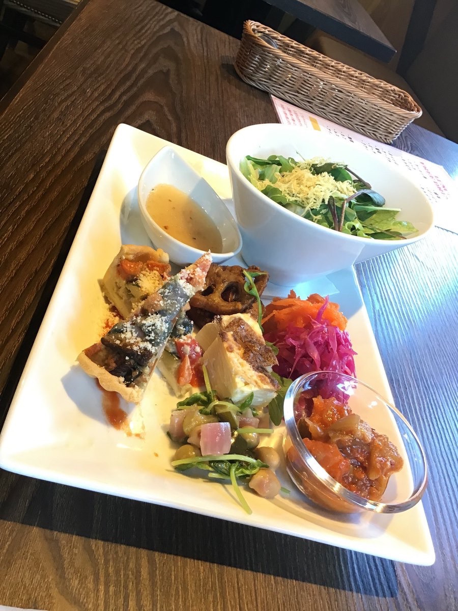 accessLabo's tweet photo. ダイニングバー“Casual Italian Dining BACCHUS TOYOTA“
👩‍🌾直送野菜、厳選した旬の食材を使った一品料理や季節に合わせたメニューも豊富♪さらには肉や魚料理を低温調理andソースひとつに至るまですべてこだわり抜いた数々の料理を堪能〜😋
どこか落ち着ける雰囲気のゆったりとした店内♬#２年前 #豊田 https://t.co/dUelJcPxrK