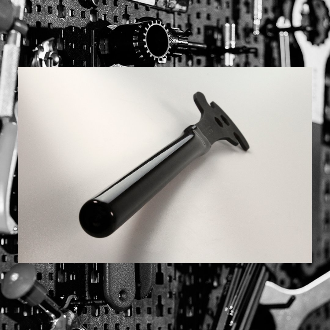 🔧Llave para pedal Eltin Workshop Series. 
Herramienta muy útil y duradera. Funcionamiento sencillo y eficaz, con una gran manejabilidad gracias a su mango fabricado en PVC liso con el que hacer palanca sin apenas emplear fuerza. 

📏Llaves de 14 y 15mm / Longitud: 39cm