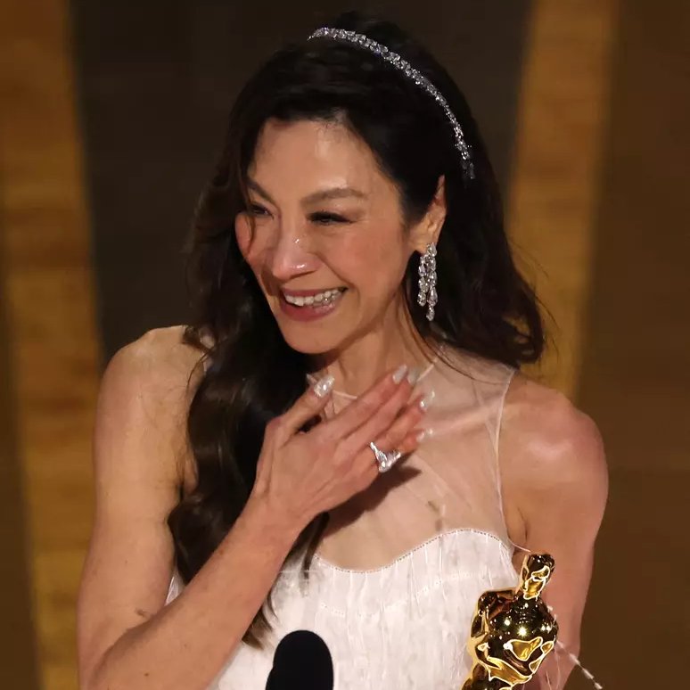 Brasil_fofoca1's tweet photo. 🚨 POLÊMICA 🚨

Alguns internautas estão revoltados por que Cate Blanchett não levou o Oscar de melhor atriz.

O prêmio foi para Michelle Yeoh, que fez Tudo em Todo Lugar ao Mesmo Tempo.

#CateBlanchett #MichelleYeoh #Oscars #Oscars2023 #Oscar https://t.co/riaMEvaVhh