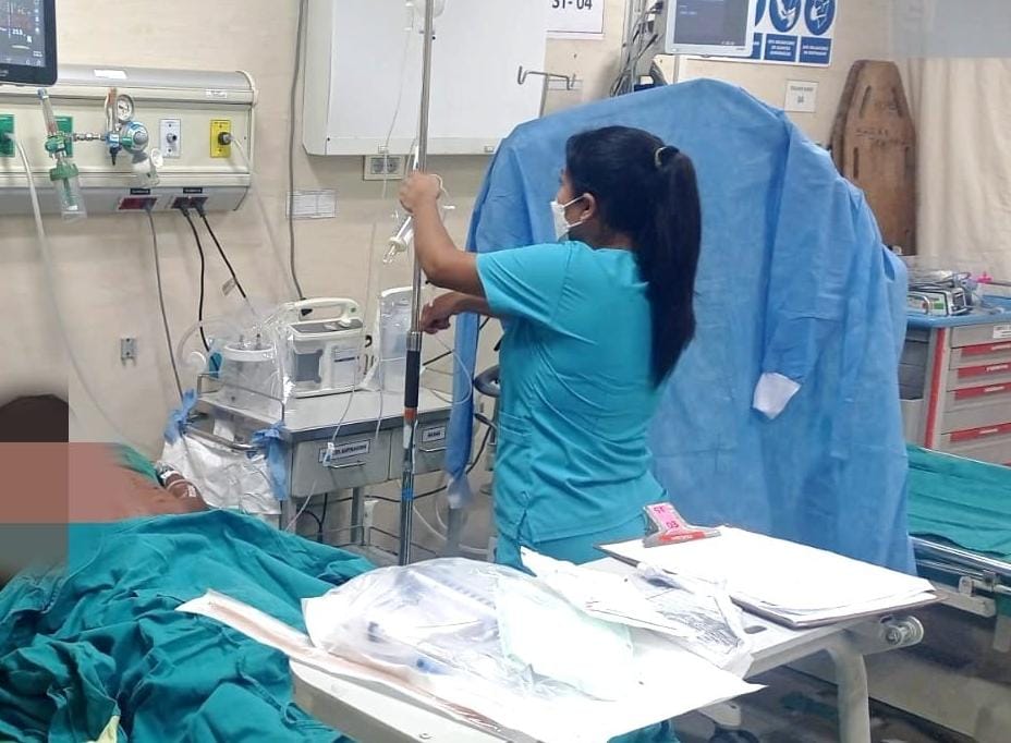 Ministerio de Salud (@Minsa_Peru) on Twitter photo 2023-03-13 15:44:23 Tres ciudadanos de entre 15 y 58 años de edad vienen siendo atendidos en el @HevesOficial debido a las quemaduras que sufrieron tras una deflagración en una planta de gas, en tanto que otra persona afectada -Y.P.Y.P. (55)- ya fue dada de alta. Tres ciudadanos de entre 15 y 58 años de edad vienen siendo atendidos en el @HevesOficial debido a las quemaduras que sufrieron tras una deflagración en una planta de gas, en tanto que otra persona afectada -Y.P.Y.P. (55)- ya fue dada de alta.