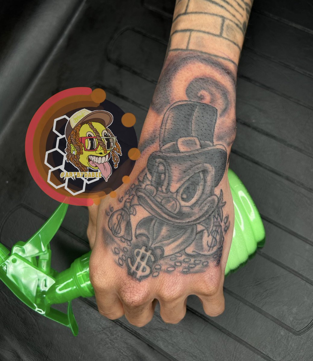 itsBeedott's tweet photo. Left hand itching 🤑💰 #artbydabee #femaletattooartist #dmvtattooartist #dmvtattoo #dmvtattooshop #handtattoo #donaldduck #moneytattoo #monopoly #inktherapy #tattooartist #tattoo #tattoolife #tattooist #tattooideas #blackandgreytattoo #ArtistOnTwitter https://t.co/fbpK93TZtn