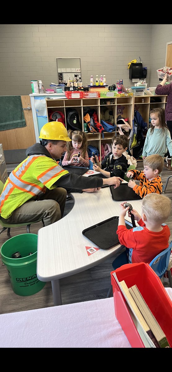 deanpappas_'s tweet photo. Exciting day in Early Childhood! After an engaging unit on “Pipes and Tubes”, a parent helper taught students about working with pipes and natural gas! #EarlyChildhood @BrookfieldD95 https://t.co/rQe4dqpi64