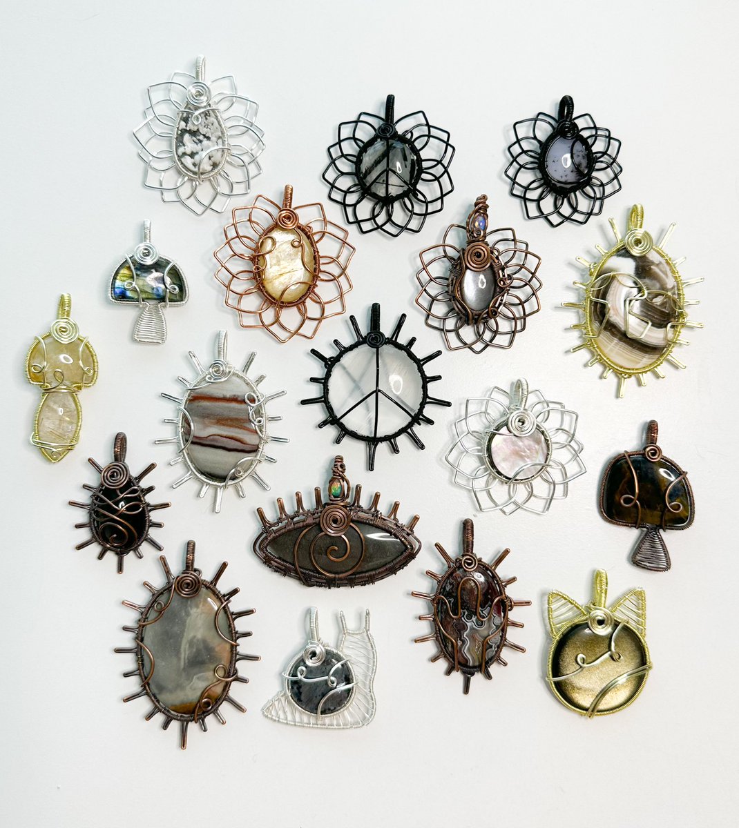 the crystals         🌖🛸🔭      the pendants

“somewhere on the moon” collection dropping March 17th at 8pm eastern time <3