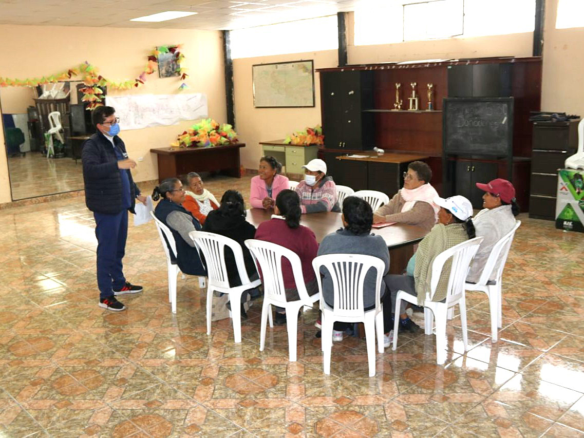 saludquito's tweet photo. Adultos mayores del sector de San Rafael de Alugulla, participan en talleres de fortalecimiento de habilidades para la vida y pensamiento crítico. 🧑🏽‍🦳👨🏽‍🦳

💡 Motiva a los adultos mayores de tu familia a realizar caminatas simples y practicar la lectura.

✨ #PorUnQuitoSaludable https://t.co/6oQY1oKYV2