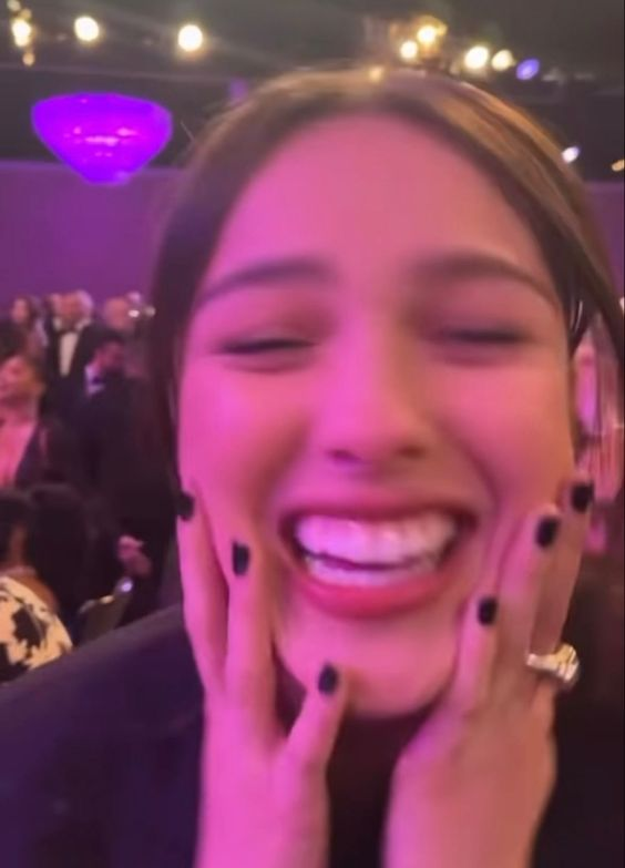 olivia rodrigo comfort (@safelivie) on Twitter photo 