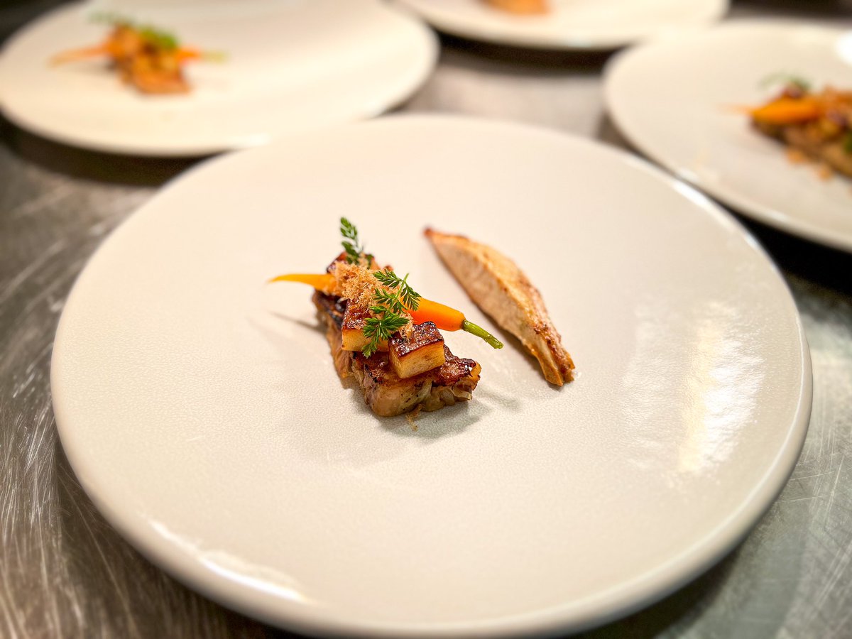 RonnelNulud's tweet photo. The Queen Scallops, The Creedy Carver Chicken &amp; The Rhubarb 😍. VIP Lunch in one of our site today! Mika Forsberg 😉… #oneiss #greatfood #greatpeople #greatservice #happyclients #mondaymotivation 🙌🏻.
.
.
.
@Simonprice8 @Chef_Nino_ISS @ELidgitt @peterlambie84 @DuncanNewall @mark https://t.co/sEIoGRLGDt