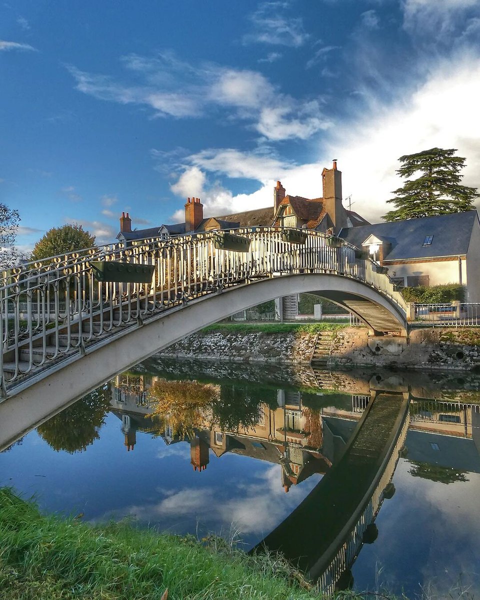 MyLoireValley's tweet photo. Le printemps pointe doucement le bout de son nez... C'est le moment d'enfourcher son vélo et de filer tout droit vers Combleux, un ancien village de mariniers en bord de Loire, à quelques kilomètres d'Orléans 😍🐟
📸 brigitte_martin_saintonge - #ValdeLoire #loiret #combleux https://t.co/YSQk1YSnGX