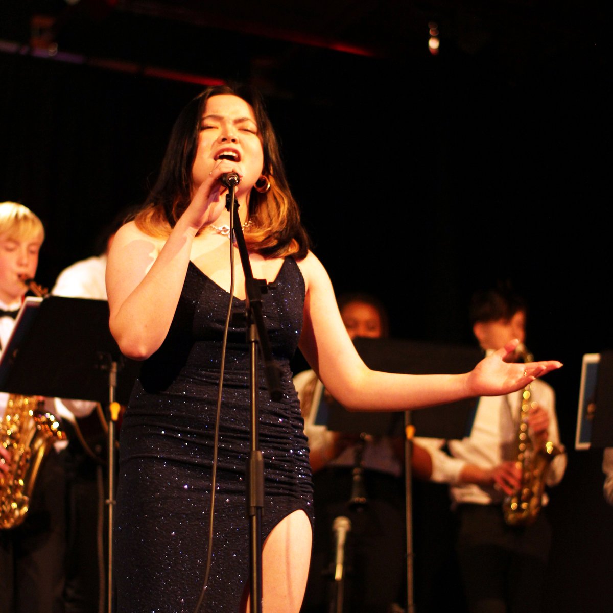 Mount_Kelly's tweet photo. The #CabaretNight offered a fabulous evening of live music. Pupils and professional musicians took to the stages, with the line up including the #MartinJenkinsTrio, #RebeccaRichards, #NikkiFarris, and #JonScott, an OMK and lead trumpet in Jools Holland's Rhythm & Blues Orchestra. https://t.co/aVmFRTDBr9