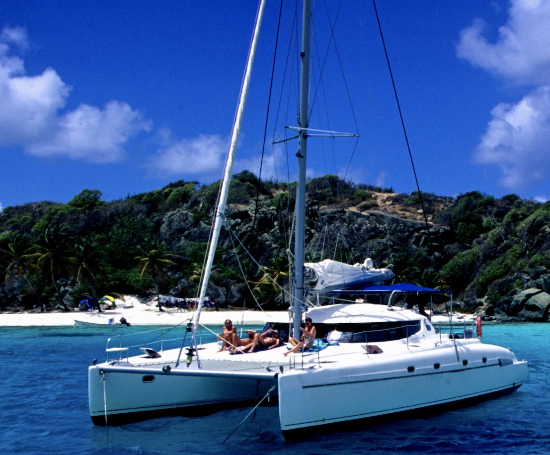 OlivierMilan's tweet photo. Il y a 22 ans à #SainteLucie #marigotbay je m’apprête à monter sur ce bateau avec mes pieds nus et mes cheveux longs. Je ne sais pas encore que ma vie va basculer. #grenadines #tobagocays #amoremio https://t.co/EgWqNAdnRe