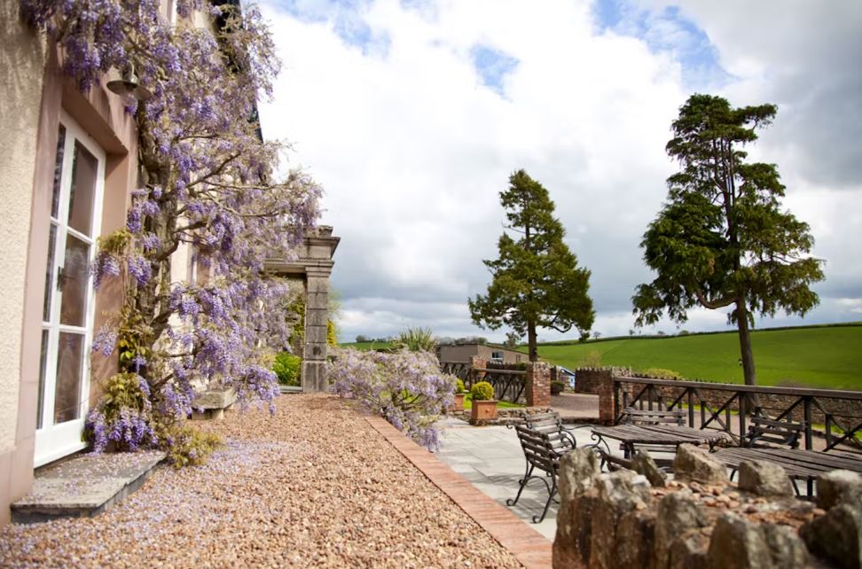 TheHolidayCots's tweet image. Soak your stresses away in your private hot tub at Hurstone House. They are available for a 3 or 4 night stay arriving on the 30th or 31st of March.
🛌Sleeps 1-14
theholidaycottages.co.uk/Somerset/2890 
#Waterrow #Taunton #Somerset #ExmoorNationalPark #HotTub #SelfCatering #Groups