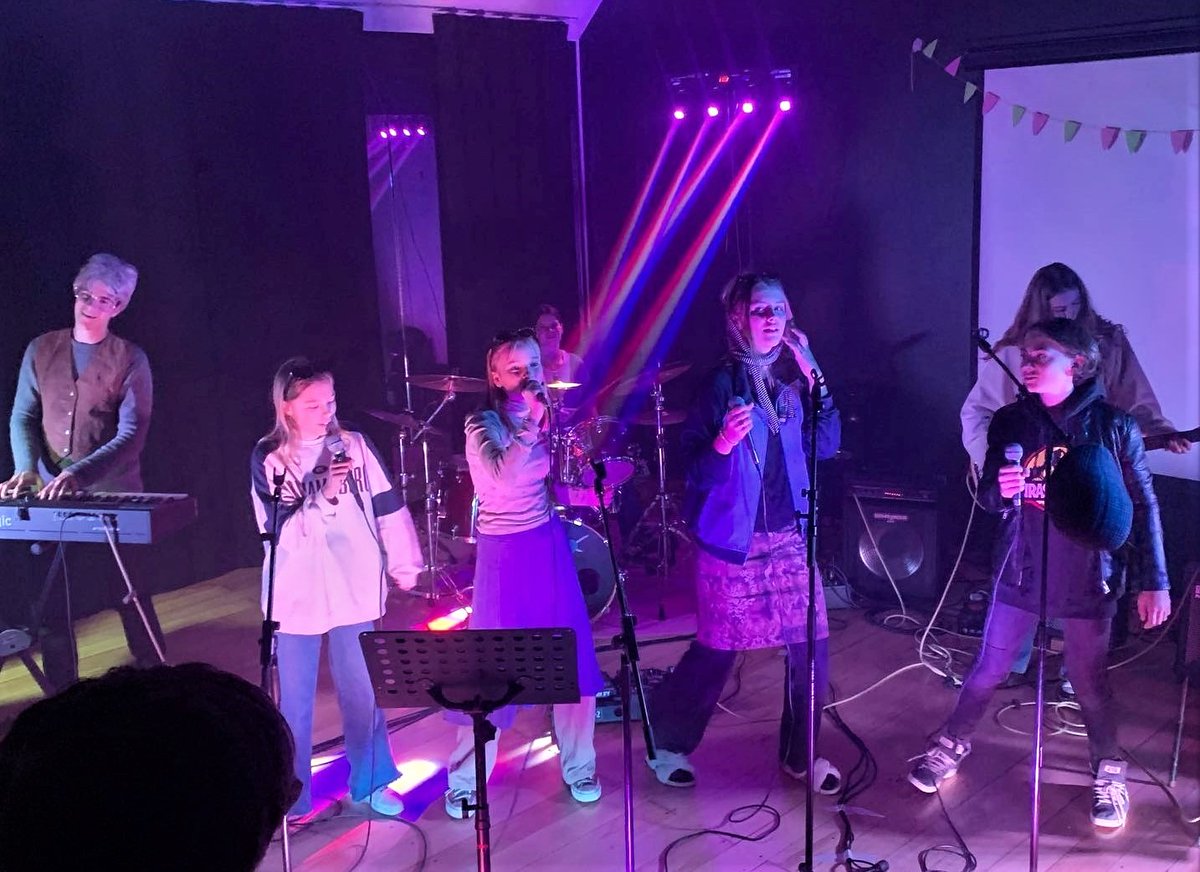 ymcaeurope's tweet photo. 🌟The #TenSing program is back at @kfumkfuk &amp; the team is inviting their enthusiastic community to join the #sessions &amp; express their #creativity in a welcoming group together with other young artists! 

🙌A great initiatives developed with such a dedicated team of young leaders. https://t.co/SnWP3H6k3z