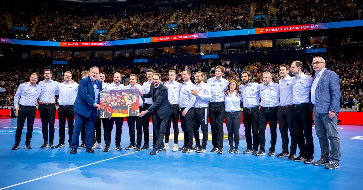 Ehre, wem Ehre gebührt! 

Die DEAFBOYS, die Gehörlosen Handball-Nationalmannschaft, wurde in Hamburg für ihre Silbermedaille bei den Deaflympics in Brasilien 🇧🇷 2022 geehrt. 

Wir gratulieren noch einmal und sind stolz auf euch! 🖤❤💛 

#WIRIHRALLE #aufgehtsDHB #Handball