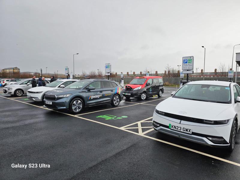 Great to meet @Amanwy at Wales’s biggest #ev charging hub in #rhyl today - thanks to <a href="/DenbighshireCC/">DenbighshireCC</a> for a great facility #ElectricVehicles