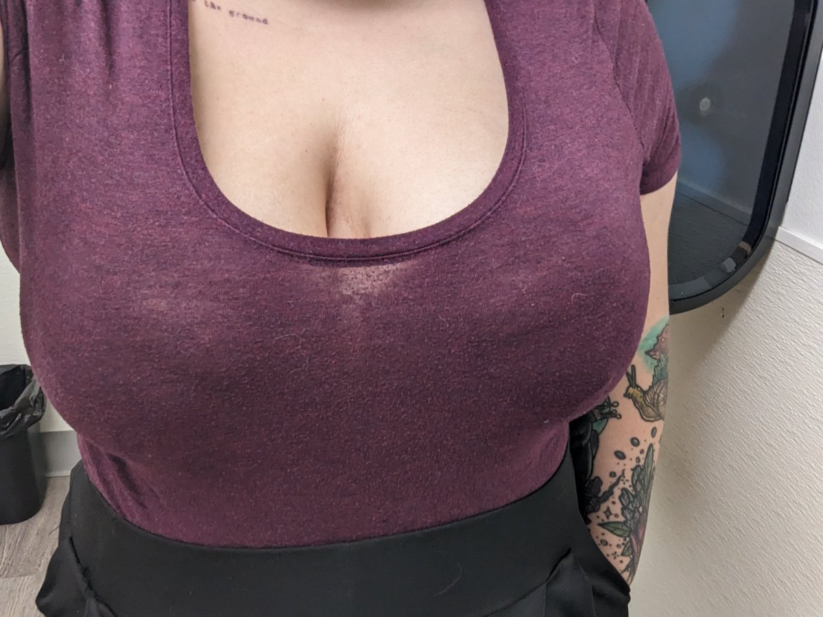 Souliebirb's tweet photo. It's a good boob day 🐸 https://t.co/DWkjBQ6O4v