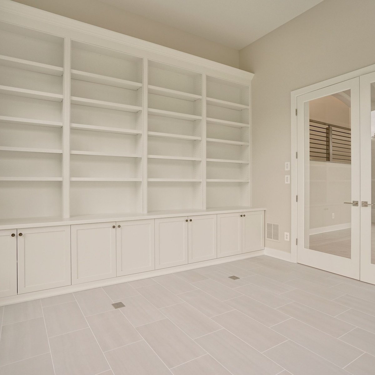 gulickgroup's tweet photo. The large windows and beautiful built-in storage in this home office make it an elegant place to work and be inspired. 
.
#GulickGroup #LuxuryLiving #HomeOffice #NewHomes #NorthernVA #Windows #RealEstate https://t.co/dBvJIcq9g1