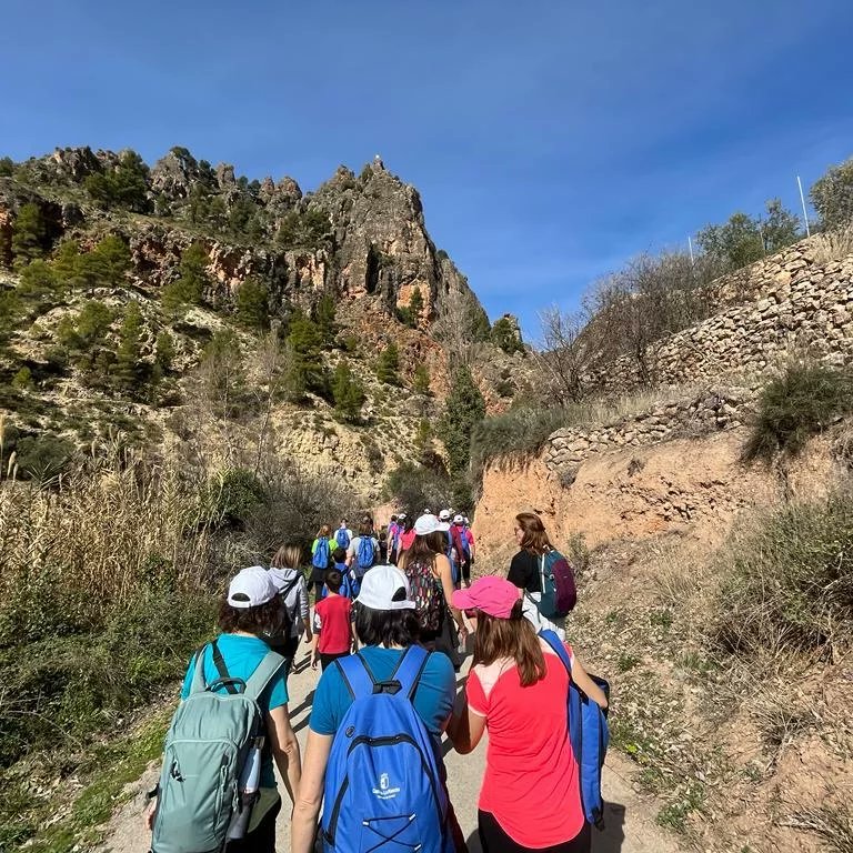 AynaTurismo's tweet photo. Más de 200 participantes en la ruta 7.000 pasos X 👣, este pasado sábado 11 de marzo. Tod@s disfrutaron de una ruta por el río mundo 🏞 a su paso por Ayna.
Ayna invita a un eterno paseo
#deporteysalud #7000pasosx #rutasdesenderismo #senderos #senderismo #ruta #rutas #deporte https://t.co/7PyYevTl5g