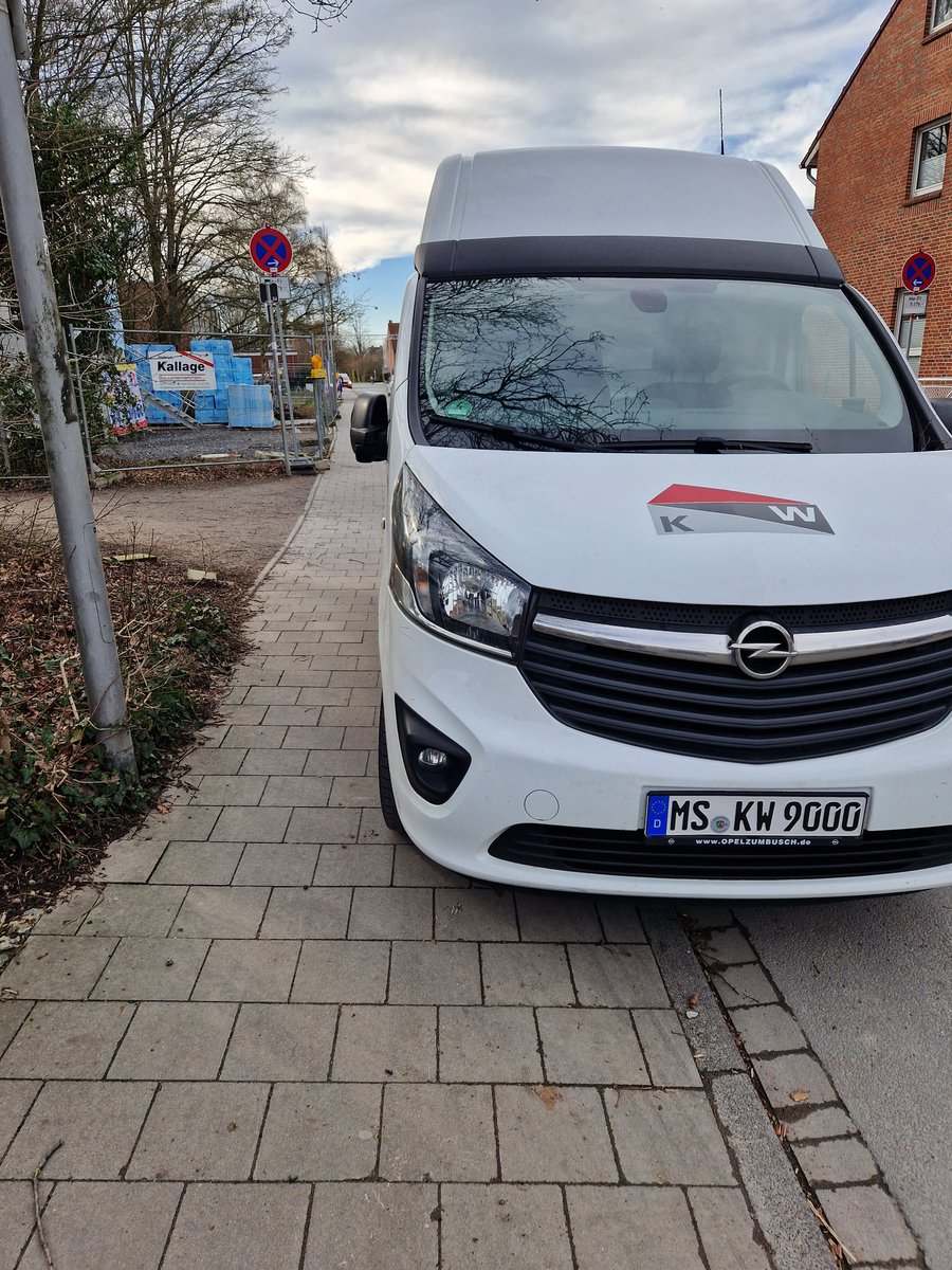 Nichtradlos's tweet photo. In unmittelbarer Nähe und auf gleicher Seite der Grundschule.
 Und unmittelbar neben der Zufahrt eines vielgenutzten Weges.

Man hätte da einfach legal auf der Strasse parken können. https://t.co/fb8obRZU3m