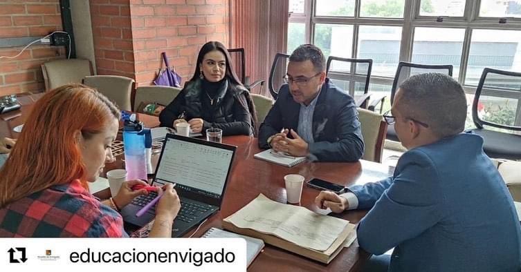 lizecar's tweet photo. @educacionenvigado  @mineducacioncol

… con la continuidad 📈en el proceso de docentes tutores 🙋🏻‍♀️🙋🏻‍♂️para el Programa Todos a Aprender. 
 Más PTA @PTA_Colombia 💛💙❤️para @educaenvigado Gracias @JgvelezM @braulioEMarquez  

#CiudadDelAprendizaje 
#ecosistemaeducativo https://t.co/5PUg8SCzDH