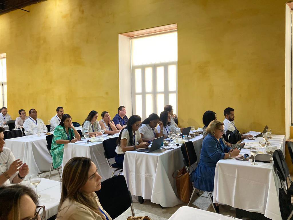 MinInterior's tweet photo. El @Mininterior a través del director de la Autoridad Nacional de Consulta Previa  @AlvEcheverryL, participó en el conversatorio Diálogos Sostenibles, realizado en #Cartagena con el sector gremial, el  sector público y la sociedad civil. https://t.co/G983TxL8Ty