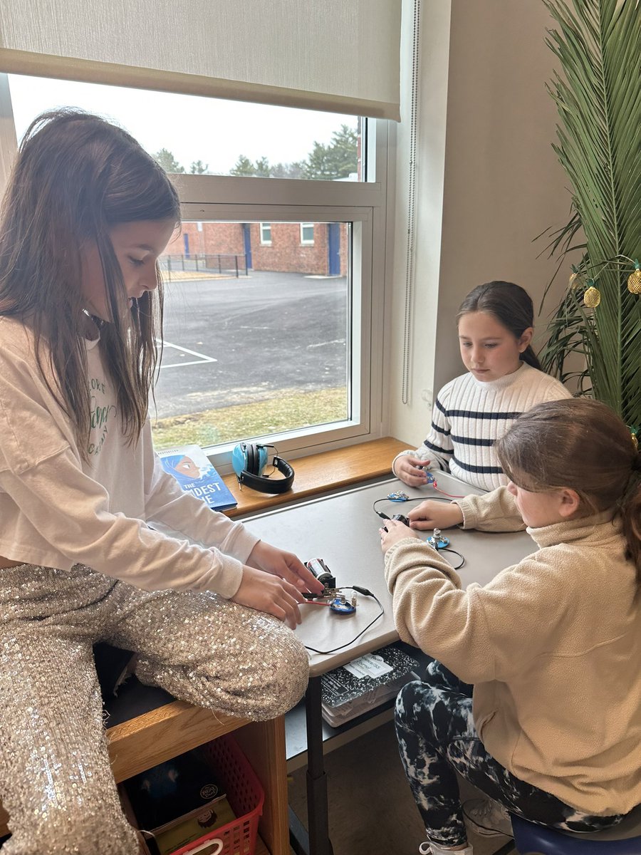 4KinneySSS's tweet photo. Experimenting with circuits today in science! @CPerrySTEM @CroninSummerSt https://t.co/LXGeshOeEt