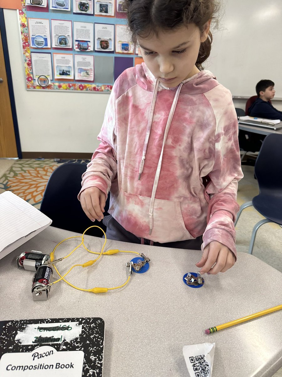 4KinneySSS's tweet photo. Experimenting with circuits today in science! @CPerrySTEM @CroninSummerSt https://t.co/LXGeshOeEt